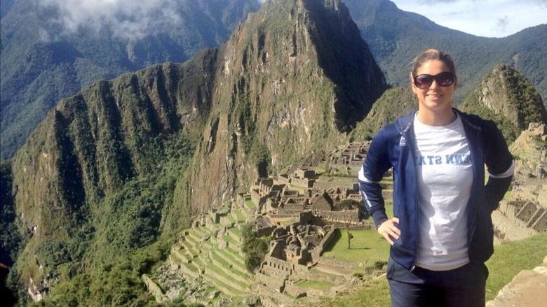 Lehigh 谷 student M和y Marquardt st和s at Machu Picchu.