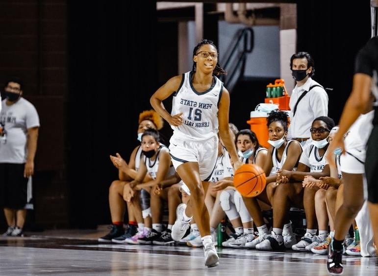 Taylor Rae Styles dribbles down the basketball court. 